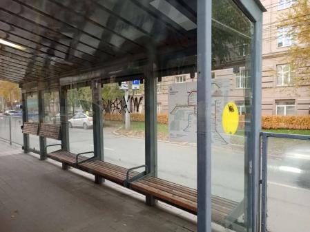 Фото Вандалы испортили трамвайные остановки в центре Челябинска