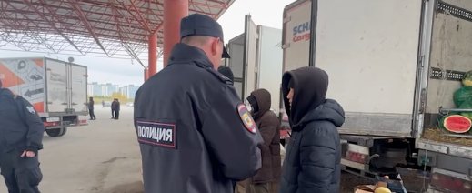 Фото На рынке в Центральном районе Челябинска полиция ловила мигрантов-нарушителей (ВИДЕО)
