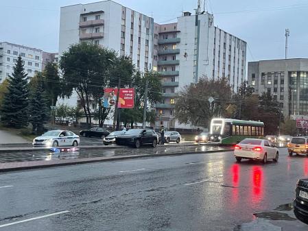 Фото Авто на путях парализовало движение трамваев на улице Цвиллинга в Челябинске