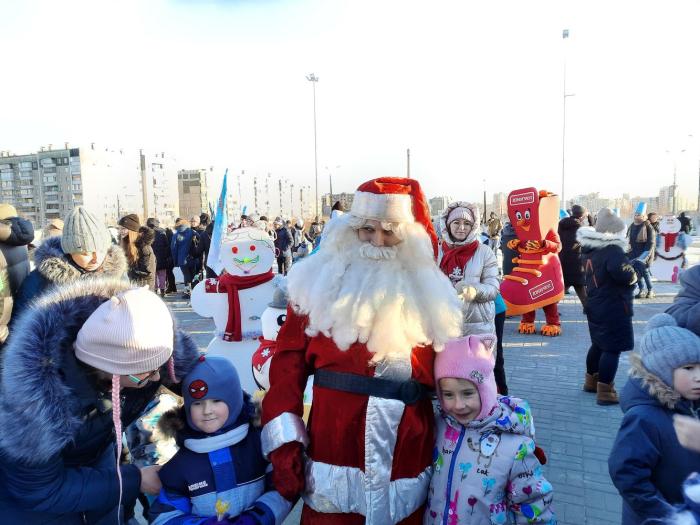 Фото Пенопластовые снеговики и добрые дела: неравнодушные челябинцы исполняют детские мечты