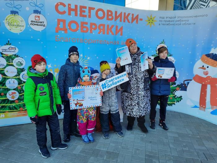 Фото Пенопластовые снеговики и добрые дела: неравнодушные челябинцы исполняют детские мечты