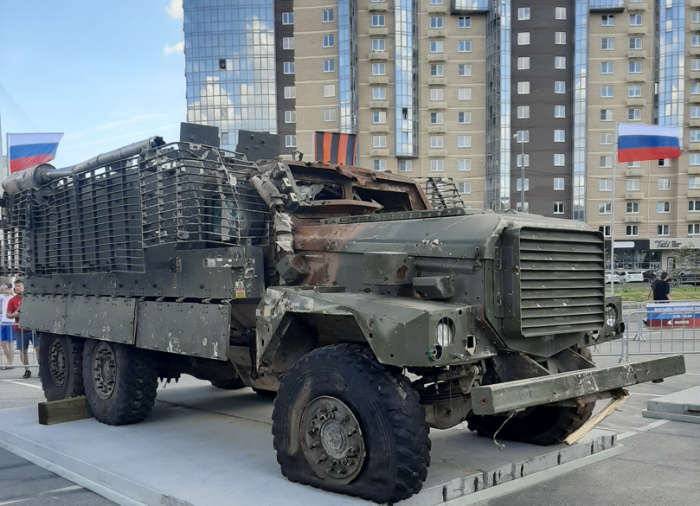 Фото Выставка техники НАТО, захваченной группировкой войск «Центр», в Челябинске