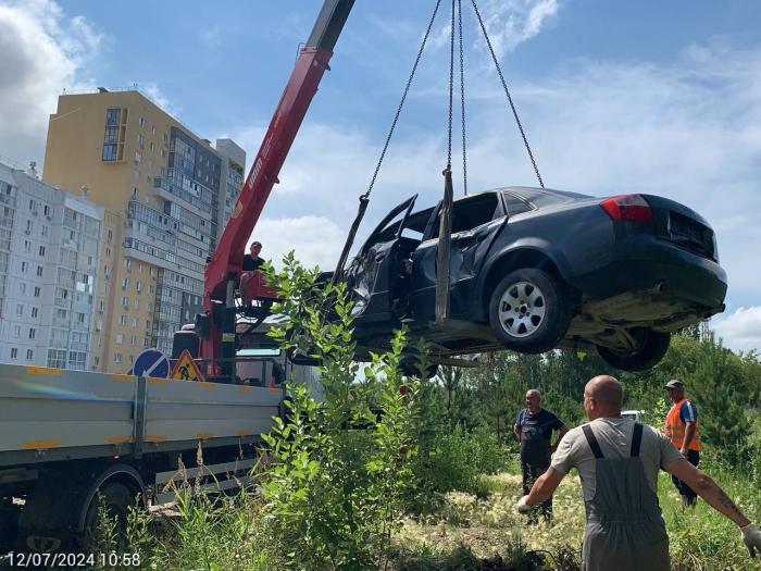 Фото Железу нет места на улицах: в Челябинске эвакуируют брошенные автомобили