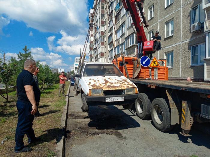 Фото Железу нет места на улицах: в Челябинске эвакуируют брошенные автомобили