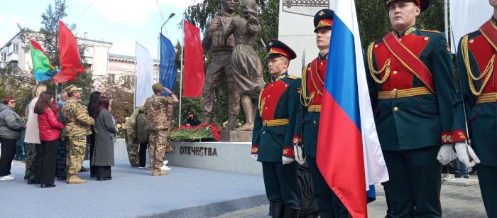 Фото В Челябинске на бульваре Славы открыли памятник защитникам Отечества