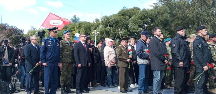 Фото В Челябинске на бульваре Славы открыли памятник защитникам Отечества