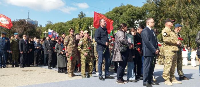 Фото В Челябинске на бульваре Славы открыли памятник защитникам Отечества