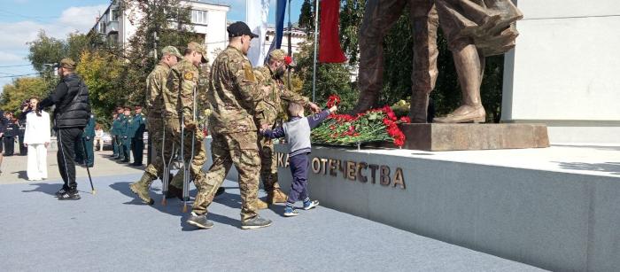 Фото В Челябинске на бульваре Славы открыли памятник защитникам Отечества