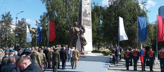 Фото В Челябинске на бульваре Славы открыли памятник защитникам Отечества