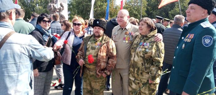 Фото В Челябинске на бульваре Славы открыли памятник защитникам Отечества