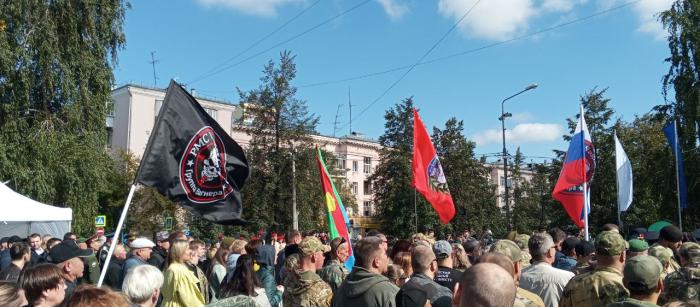 Фото В Челябинске на бульваре Славы открыли памятник защитникам Отечества