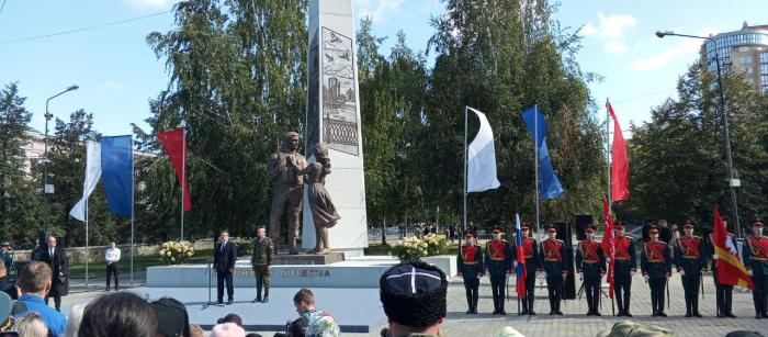 Фото В Челябинске на бульваре Славы открыли памятник защитникам Отечества