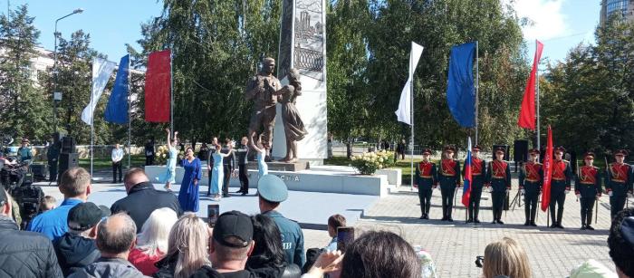 Фото В Челябинске на бульваре Славы открыли памятник защитникам Отечества