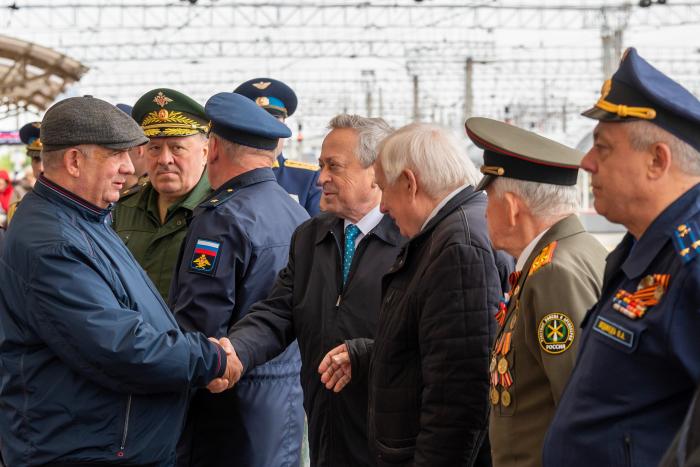 Фото Агитационный поезд Минобороны РФ с трофейной техникой побывал в Челябинске