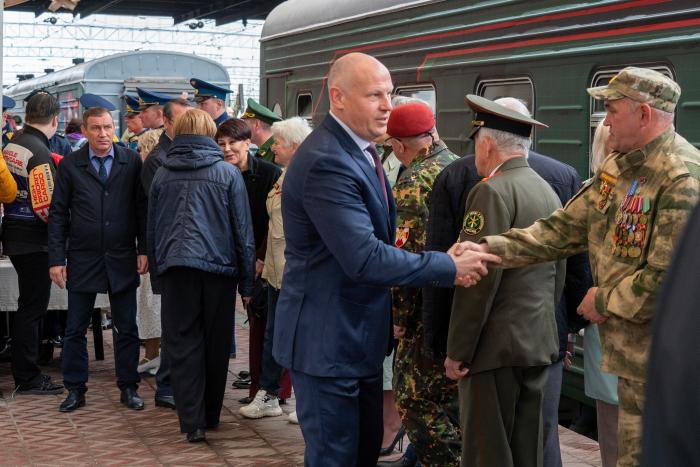 Фото Агитационный поезд Минобороны РФ с трофейной техникой побывал в Челябинске