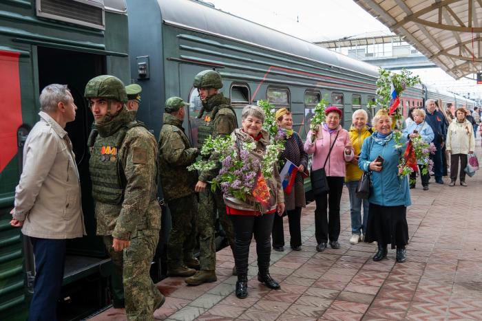 Фото Агитационный поезд Минобороны РФ с трофейной техникой побывал в Челябинске