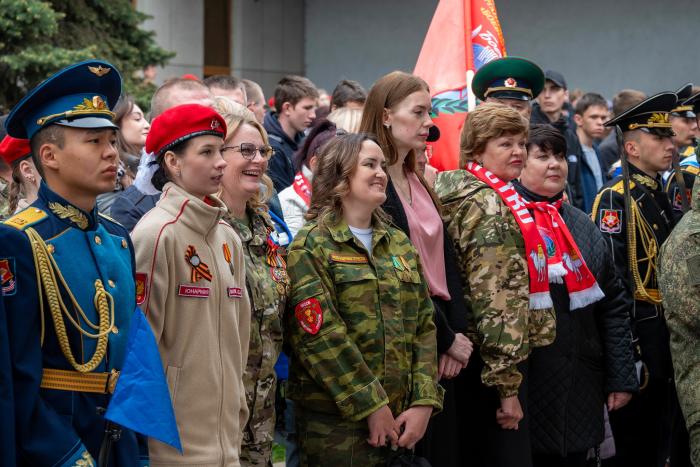 Фото Агитационный поезд Минобороны РФ с трофейной техникой побывал в Челябинске