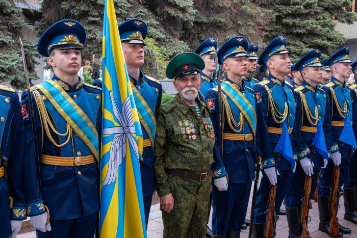 Фото Агитационный поезд Минобороны РФ с трофейной техникой побывал в Челябинске