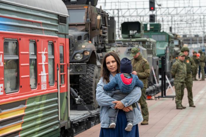 Фото Агитационный поезд Минобороны РФ с трофейной техникой побывал в Челябинске