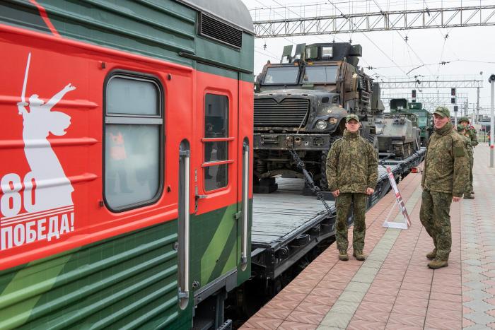 Фото Агитационный поезд Минобороны РФ с трофейной техникой побывал в Челябинске