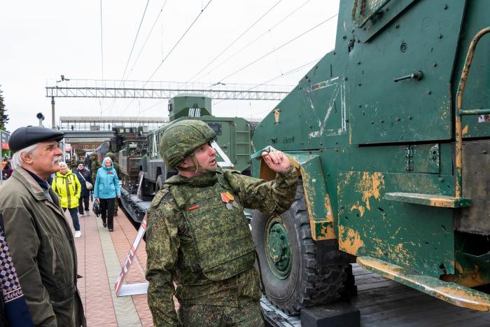 Фото Агитационный поезд Минобороны РФ с трофейной техникой побывал в Челябинске