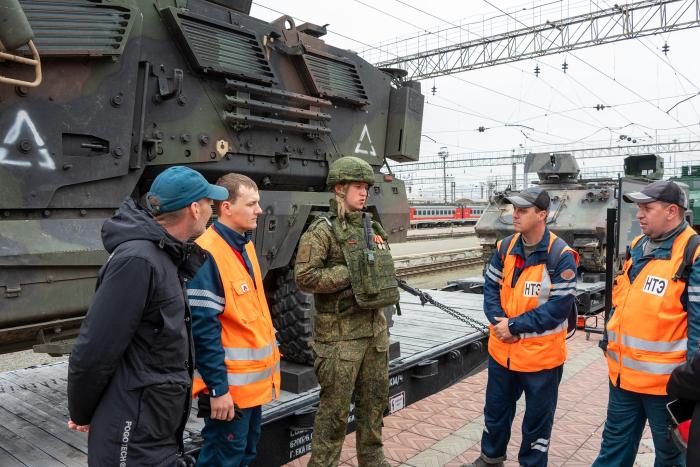 Фото Агитационный поезд Минобороны РФ с трофейной техникой побывал в Челябинске