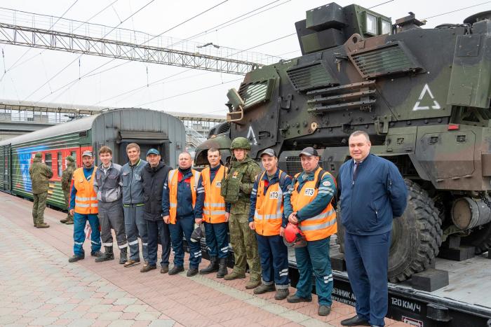 Фото Агитационный поезд Минобороны РФ с трофейной техникой побывал в Челябинске
