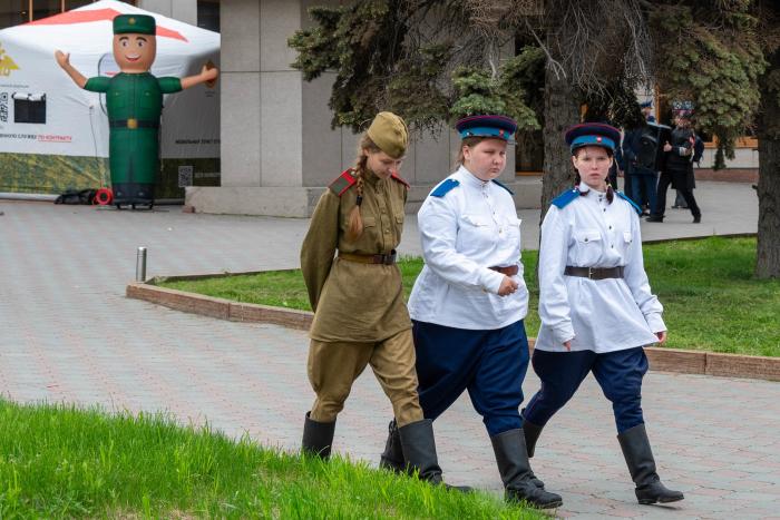 Фото Агитационный поезд Минобороны РФ с трофейной техникой побывал в Челябинске