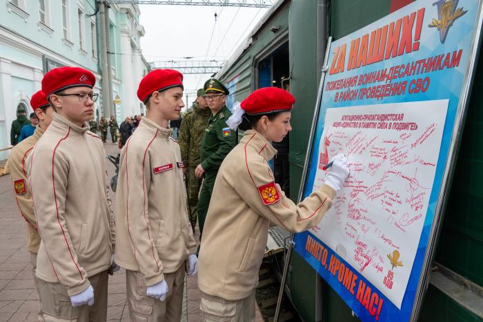 Фото Агитационный поезд Минобороны РФ с трофейной техникой побывал в Челябинске