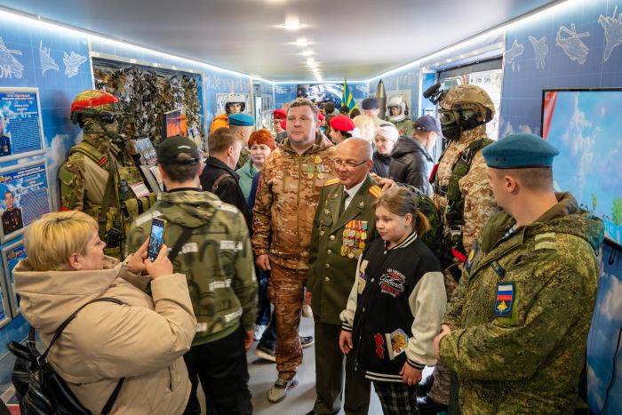 Фото Агитационный поезд Минобороны РФ с трофейной техникой побывал в Челябинске