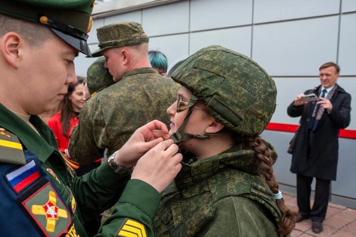 Фото Агитационный поезд Минобороны РФ с трофейной техникой побывал в Челябинске
