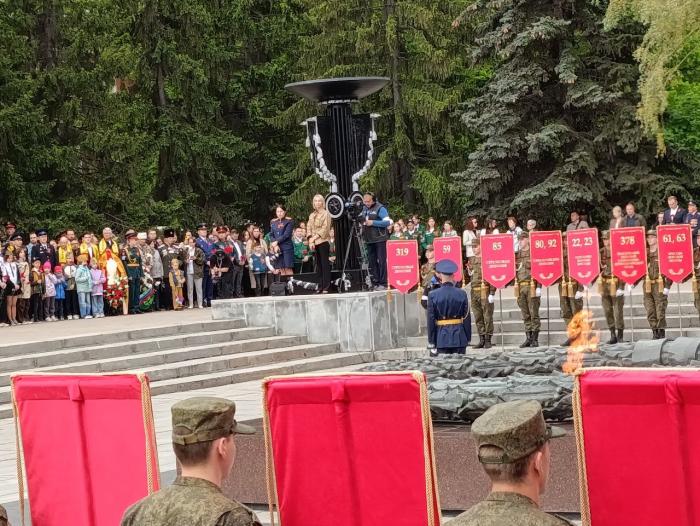Фото То, что вечно: торжественная церемония возложения цветов к Вечному огню в Челябинске