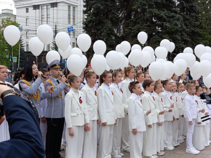 Фото То, что вечно: торжественная церемония возложения цветов к Вечному огню в Челябинске