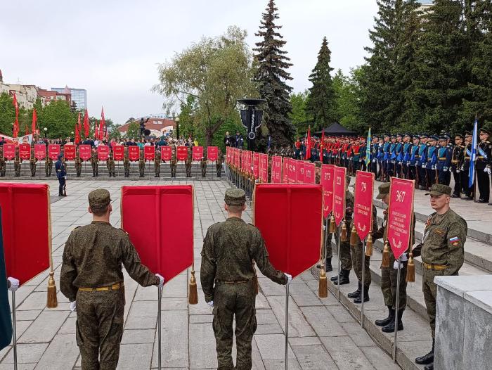 Фото То, что вечно: торжественная церемония возложения цветов к Вечному огню в Челябинске