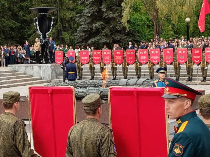 Фото То, что вечно: торжественная церемония возложения цветов к Вечному огню в Челябинске