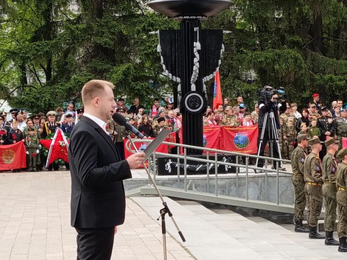 Фото То, что вечно: торжественная церемония возложения цветов к Вечному огню в Челябинске