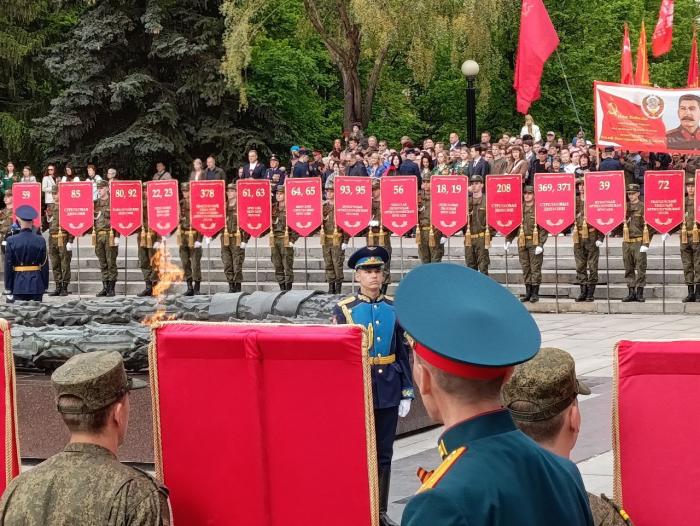 Фото То, что вечно: торжественная церемония возложения цветов к Вечному огню в Челябинске