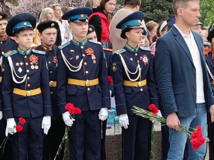 Фото То, что вечно: торжественная церемония возложения цветов к Вечному огню в Челябинске