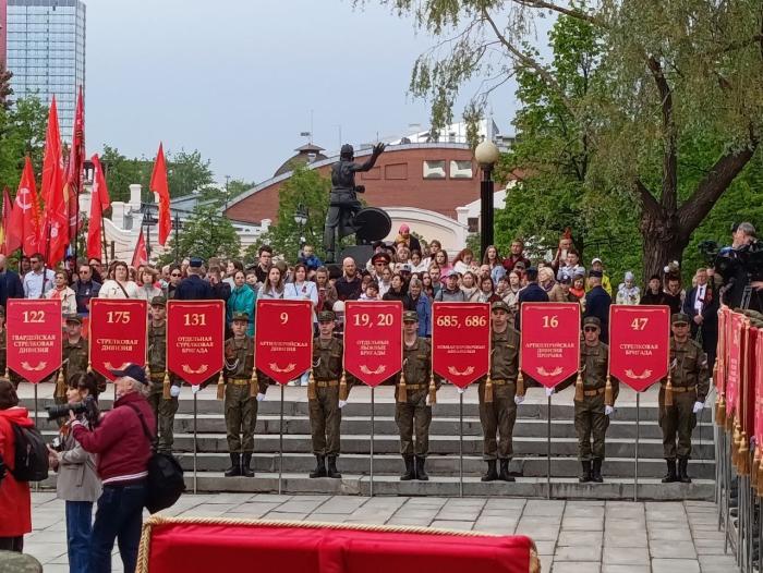 Фото То, что вечно: торжественная церемония возложения цветов к Вечному огню в Челябинске