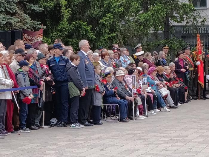 Фото То, что вечно: торжественная церемония возложения цветов к Вечному огню в Челябинске