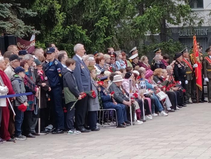 Фото То, что вечно: торжественная церемония возложения цветов к Вечному огню в Челябинске
