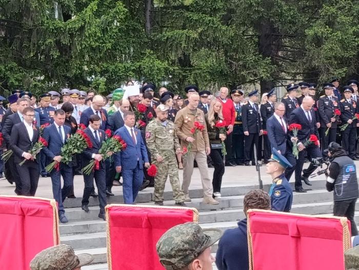 Фото То, что вечно: торжественная церемония возложения цветов к Вечному огню в Челябинске