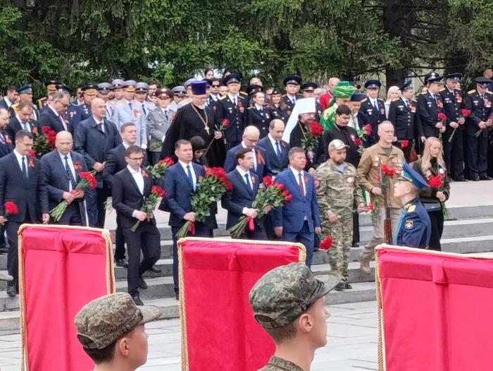 Фото То, что вечно: торжественная церемония возложения цветов к Вечному огню в Челябинске
