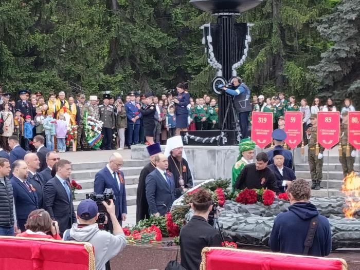 Фото То, что вечно: торжественная церемония возложения цветов к Вечному огню в Челябинске