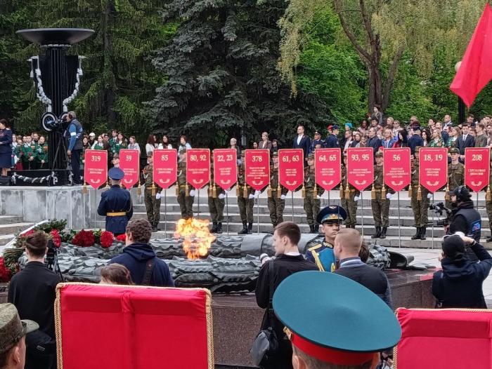 Фото То, что вечно: торжественная церемония возложения цветов к Вечному огню в Челябинске