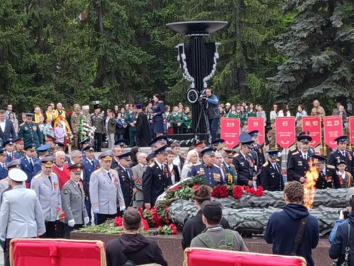 Фото То, что вечно: торжественная церемония возложения цветов к Вечному огню в Челябинске
