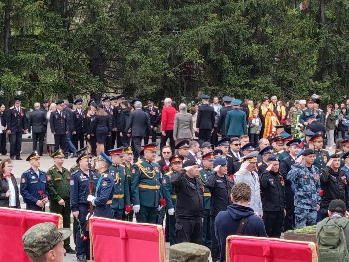 Фото То, что вечно: торжественная церемония возложения цветов к Вечному огню в Челябинске