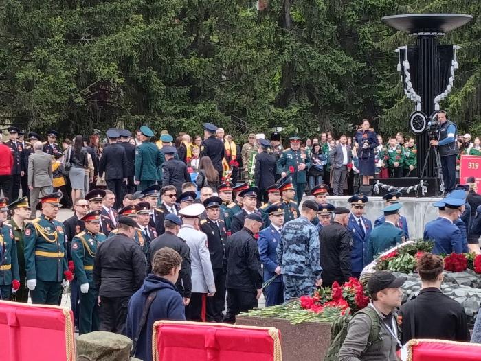 Фото То, что вечно: торжественная церемония возложения цветов к Вечному огню в Челябинске