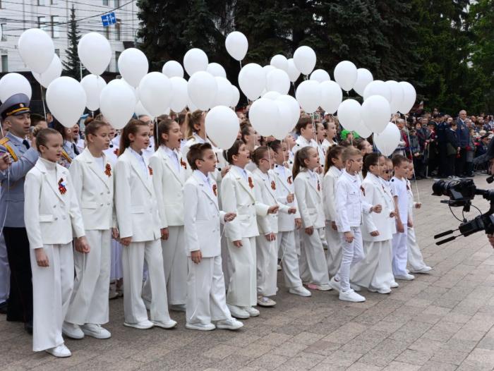 Фото То, что вечно: торжественная церемония возложения цветов к Вечному огню в Челябинске