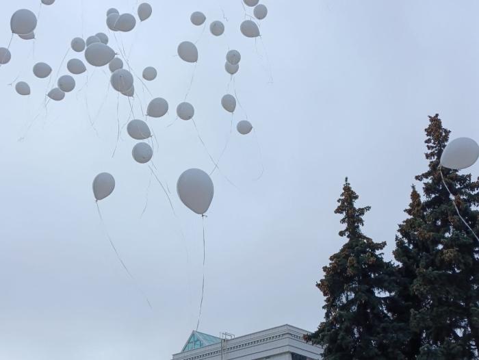 Фото То, что вечно: торжественная церемония возложения цветов к Вечному огню в Челябинске